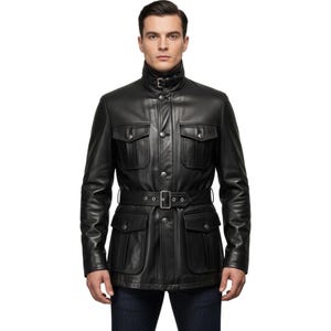 Puede incluir: Chaqueta de cuero negro con cuello alto, cuatro bolsillos delanteros y cinturón en la cintura. La chaqueta tiene cierre de botones y un diseño clásico. El modelo lleva vaqueros azules.