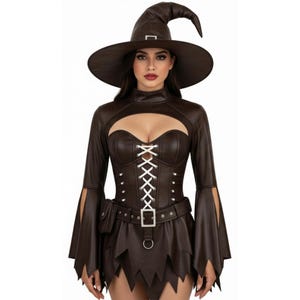 Puede incluir: Un disfraz de bruja marrón con un corsé con cordones blancos, una falda a juego y una blusa de manga larga con mangas acampanadas. El atuendo incluye un sombrero de bruja de ala ancha y un cinturón con una pequeña bolsa. Perfecto para Halloween o cosplay.