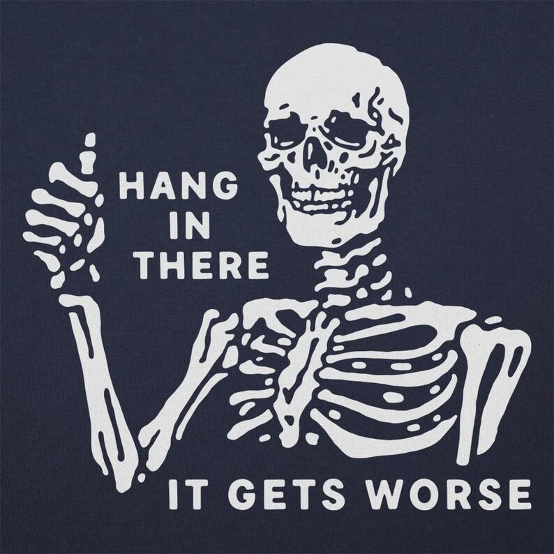 Pu&ograve; includere: Grafica blu navy con uno scheletro bianco che fa il pollice in su. Il testo dice "HANG IN THERE" sopra e "IT GETS WORSE" sotto lo scheletro. Il design &egrave; semplice e audace.