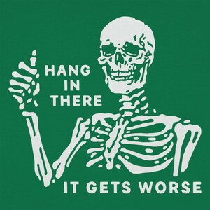 Pu&ograve; includere: Illustrazione di uno scheletro bianco su sfondo verde. Lo scheletro alza il pollice. Il testo recita "HANG IN THERE" sopra "IT GETS WORSE".