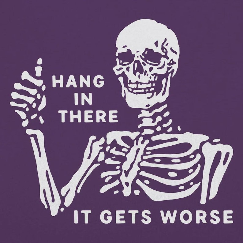 Pu&ograve; includere: Illustrazione di uno scheletro bianco su sfondo viola. Lo scheletro alza il pollice. Il testo recita "HANG IN THERE" sopra "IT GETS WORSE". L'immagine ha uno stile vintage, leggermente invecchiato.