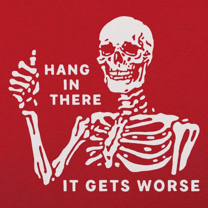 Pu&ograve; includere: Grafica rossa con uno scheletro bianco che fa il pollice in su. Il testo recita "HANG IN THERE" sopra lo scheletro e "IT GETS WORSE" sotto. Lo scheletro &egrave; in stile vintage e umoristico.
