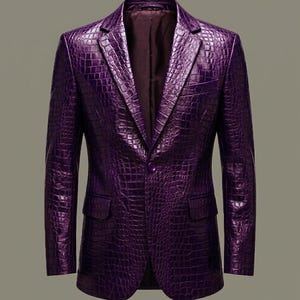 Könnte beinhalten: Ein leuchtend violetter Blazer mit einer strukturierten Krokodilleder-Optik auf der gesamten Außenseite. Diese einreihige Jacke verfügt über ein steigendes Revers, einen einzelnen Knopfverschluss vorne und zwei Pattentaschen.