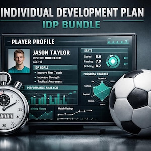 Peut inclure: Image promotionnelle d'un pack de plan de développement individuel (IDP). Il présente un ballon de football, un chronomètre et un écran d'ordinateur affichant un profil de joueur avec des statistiques et des objectifs. L'écran affiche le texte "JASON TAYLOR, AGE: 15".