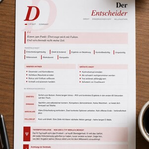 Könnte beinhalten: Ein weißes Papier mit dem Titel "Der Entscheider" in Rot und Schwarz, mit deutschem Text. Das Papier enthält Abschnitte über Persönlichkeitsmerkmale, innere Antriebe und Verkaufsstrategien. Ein Stift und eine Tasse Kaffee sind sichtbar.