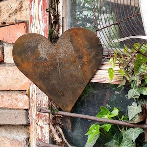 Rustieke hartvormige tuinsteker – Een betekenisvol cadeau voor in de tuin, een natuurlijke, roestkleurige metalen decoratie, een leuk aandenken voor in de tuin.