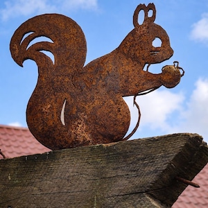 Vintage steel squirrel garden decoration / garden decoration with a rust look