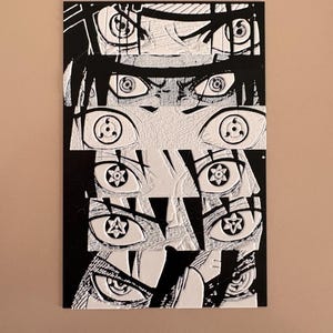 Può includere: Un'opera d'arte murale rettangolare in bianco e nero che presenta un collage verticale di sei paia di occhi distinti. Ogni paio mostra un motivo circolare unico all'interno dell'iride, reso con inchiostro nero ad alto contrasto su uno sfondo bianco testurizzato.