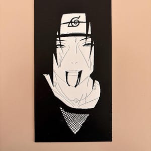 Può includere: Un'opera d'arte rettangolare in bianco e nero che presenta un'illustrazione grafica ad alto contrasto di un personaggio con una fascia sulla fronte che mostra un simbolo a spirale. Il personaggio ha capelli lunghi, linee del viso e un colletto a rete.