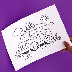 Op de afbeelding: Een zwart-wit illustratie van een ambulance op wit papier. De ambulance heeft een kruissymbool en staat tegen een achtergrond van een zon, wolken en bloemen. De afbeelding wordt tegen een paarse achtergrond gehouden.