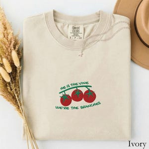 Er ist The Vine Tomato Embroidered Comfort Colors® Tee | Christliche Schrift Kleidung Johannes 15