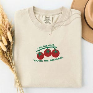 I Am The Vine Tomato geborduurd comfort kleuren T-shirt | Christelijke schriftkleding Johannes 15
