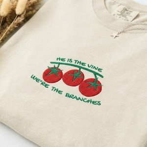 Ele é a Videira Tomate - Camiseta Comfort Colors® Bordada | Vestuário com Versículos Cristãos João 15