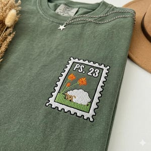 Maglietta Comfort Colors con ricamo del Salmo 23 / Maglietta con messaggio cristiano / Regalo con versetto biblico