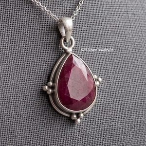 Rubinhänge i sterlingsilver: Januari-födelsesten, handgjorda smycken