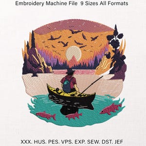 Puede incluir: Un diseño de bordado que representa a una persona pescando desde un bote en un lago al atardecer. El diseño incluye una persona, un bote, peces, pájaros, árboles y una montaña. El texto "Embroidery Machine File 9 Sizes All Formats" está en la parte superior.