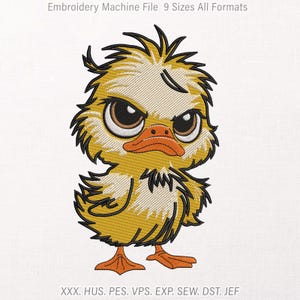 Könnte beinhalten: Eine Stickmaschinendatei mit einem mürrischen gelben Entenküken mit struppigem Gefieder, großen braunen Augen und einem orangefarbenen Schnabel. Der Text oben lautet Embroidery Machine File 9 Sizes All Formats und unten XXX. HUS. PES. VPS. EXP. SEW. DST. JEF.