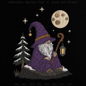 Peut inclure: Un motif de broderie sur fond noir représentant un magicien en robe et chapeau pointu violets, assis sur un rocher près d'un sapin enneigé. Le magicien tient un bâton en bois avec une lanterne, sous une pleine lune et des étoiles.