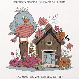 Op de afbeelding: Een borduurmachinebestand met een blauwe vogel met een roze borst op een houten paal naast een bruin vogelhuisje omringd door roze en oranje bloemen. De tekst luidt Embroidery Machine File 9 Sizes All Formats XXX HUS PES VPS EXP SEW DST JEF.