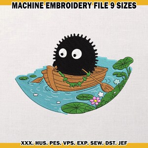 Puede incluir: Archivo de bordado a máquina que presenta una criatura negra y espinosa con grandes ojos blancos en un bote de madera. El bote flota sobre agua azul con nenúfares y una flor rosa. El texto "MACHINE EMBROIDERY FILE 9 SIZES" está en la parte superior.