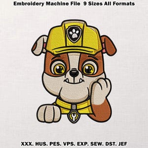 Puede incluir: Diseño bordado de un perro de dibujos animados con un casco de construcción amarillo con un emblema de huella de pata. El perro tiene pelaje marrón y blanco, ojos grandes amarillos y está sonriendo. El texto "Embroidery Machine File 9 Sizes All Formats" está arriba.