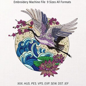 Può includere: Un file per macchina da ricamo con una gru in volo, con un design di ispirazione giapponese. La gru è raffigurata con piume viola e grigie, su uno sfondo di onde blu, fiori rosa e un fiore di loto. Il testo "Embroidery Machine File 9 Sizes All Formats" è in alto.