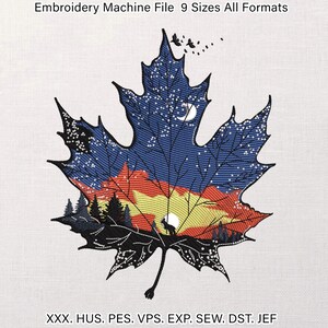 Może przedstawiać: Haftowany wzór liścia klonu z nocnym niebem, księżycem, gwiazdami, zachodem słońca i sylwetką lasu. Tekst "Embroidery Machine File 9 Sizes All Formats" znajduje się u góry, a formaty plików są wymienione na dole.