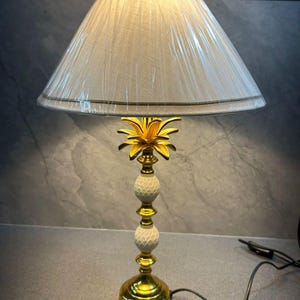 Puede incluir: Un juego de tres tazas de cerámica con un acabado mate moteado. Las tazas son de color crema, gris claro y gris oscuro. Cada taza tiene un diseño simple y minimalista, ideal para café o té.