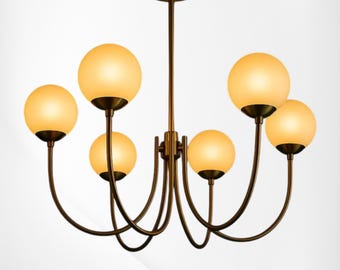 Lámpara de techo moderna de mediados de siglo, de latón, con 6 luces en forma de globo y acabado cepillado.