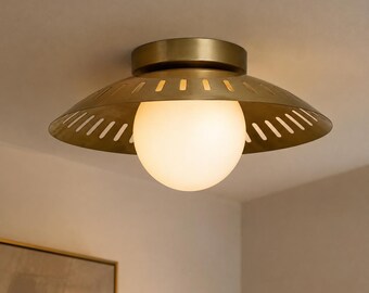 Plafoniera moderna con globo in ottone, apparecchio a incasso in stile metà secolo, illuminazione di lusso per ingresso e corridoio.