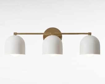Modernes Gold-Badezimmer-Eitelkeitslicht, Dreifach-Weißschirm-Wandleuchte, minimalistische Messingleuchte