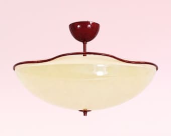Lampa sufitowa w stylu Mid Century Modern, półpłaska, bordowy metalowy klosz, mosiężne akcenty