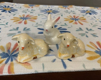 Deux agneaux en céramique, un lapin en céramique, décoration de Pâques, printemps, objet de collection, décoration d'intérieur, figurines