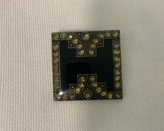 Broche carrée Art déco vintage par Catherine Popesco, France, émail noir avec strass scintillants à motif géométrique, superposition de lucite