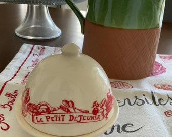 Beurrier français vintage, Le Petit De'Jeuner par Le Comptoir, Beurrier bombé en céramique. Motif rouge, objet de collection, campagne française