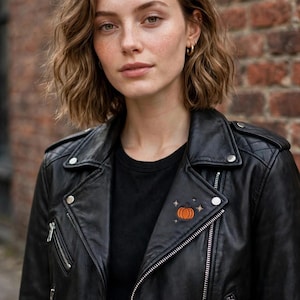 Damen-Bikerjacke aus Leder mit Kürbismotiv, handgefertigt, Halloween-Stickerei