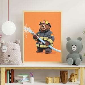 Può includere: Illustrazione incorniciata di un orso bruno vestito da pompiere, che tiene in mano un tubo blu da cui esce acqua. L'orso indossa un casco giallo e un'uniforme blu scuro con strisce gialle. Lo sfondo è arancione.