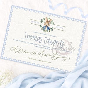 Könnte beinhalten: Eine dekorative Urkunde mit blauem Vichy-Rand und gewellten Kanten. Die Urkunde zeigt eine Aquarellillustration eines Hasen und den Text "Easter HQ Delivery" und "With love, the Easter Bunny."