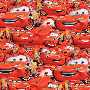 Könnte beinhalten: Ein sich wiederholendes Muster des Zeichentrickcharakters Lightning McQueen aus dem Film Cars. Die Autos sind rot mit gelben Akzenten und der Nummer 95. Der Hintergrund ist ein rot-weiß kariertes Muster.
