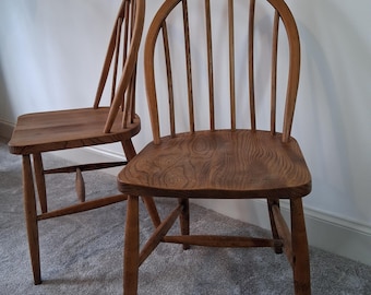 Par de sillas de comedor Ercol Windsor con respaldo arqueado.