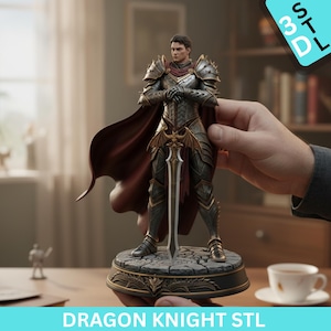 Può includere: Statuetta dettagliata di un cavaliere del drago in armatura completa, con una spada. Il cavaliere ha un mantello rosso e si trova su una base decorativa. L'immagine include il testo "DRAGON KNIGHT STL".
