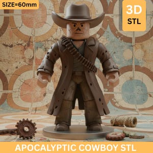 Op de afbeelding: Een bruin 3D-geprint figuur van een apocalyptische cowboy met een hoed, lange jas en kogelriem. De figuur is 60 mm hoog en staat op een zilveren voet. De tekst "APOCALYPTIC COWBOY STL" staat onderaan.