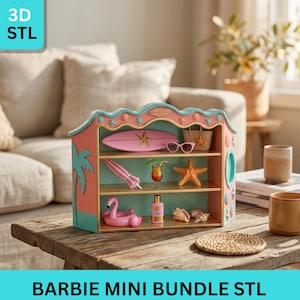 Könnte beinhalten: Ein Miniatur-Regal im Strand-Design in Rosa, Türkis und Gold, gefüllt mit winzigem Zubehör wie einem Surfbrett, einer Sonnenbrille und einem Flamingo-Schwimmer. Der Text "3D STL" befindet sich oben links. Der Text "BARBIE MINI BUNDLE STL" befindet sich unten.