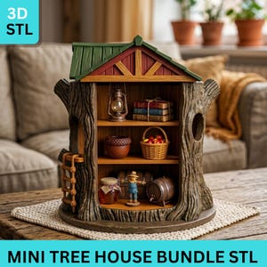 Puede incluir: Una estantería en miniatura con forma de casa en el árbol con un tejado verde y un exterior rústico con aspecto de madera. Las estanterías muestran una linterna, libros, una cesta de manzanas y otros objetos en miniatura. El texto "3D STL" y "MINI TREE HOUSE BUNDLE STL" son visibles.
