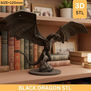 Może przedstawiać: Czarna figurka smoka z rozłożonymi skrzydłami, stojąca na okrągłej podstawie. Figurka ma 12 cm i jest oznaczona jako "3D STL" i "BLACK DRAGON STL". Smok jest szczegółowy i stoi na skalistej podstawie.