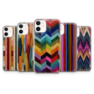 Könnte beinhalten: Fünf Handyhüllen mit farbenfrohen, gemusterten Designs. Die Hüllen zeigen verschiedene Muster, darunter vertikale Streifen, Chevron und abstrakte Pinselstriche, in Farbtönen wie Orange, Blau und Grün.