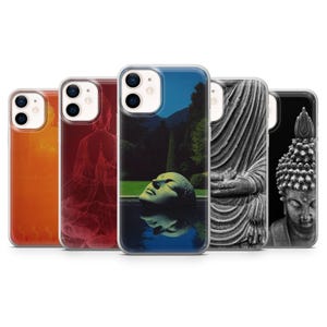 Puede incluir: Una colección de cinco fundas para teléfono con varios diseños temáticos de Buda. Las fundas muestran imágenes de estatuas de Buda y paisajes serenos, con colores que van del naranja y rojo al blanco y negro. Las fundas están diseñadas para un teléfono inteligente.