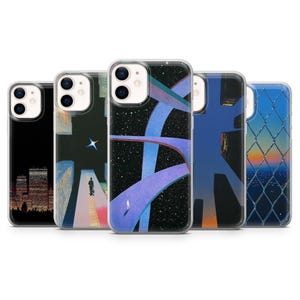 Pode incluir: Uma coleção de cinco capas de telemóvel com designs artísticos únicos. As capas apresentam ilustrações de paisagens urbanas, caminhos abstratos e céus estrelados. Cada capa tem uma borda transparente.