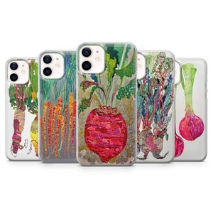 Peut inclure: Cinq coques de téléphone avec des illustrations de légumes colorés. Les motifs présentent des carottes, des betteraves et des oignons aux couleurs vives. Les coques sont conçues pour s'adapter à un smartphone.