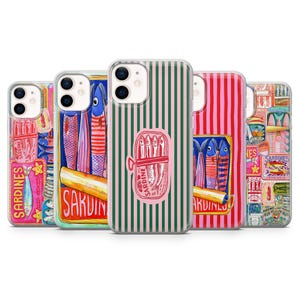 Op de afbeelding: Een verzameling telefoonhoesjes met kleurrijke sardine-thema's. De hoesjes tonen illustraties van sardines, sardineblikjes en streepjespatronen in verschillende kleuren, waaronder roze, groen en blauw.
